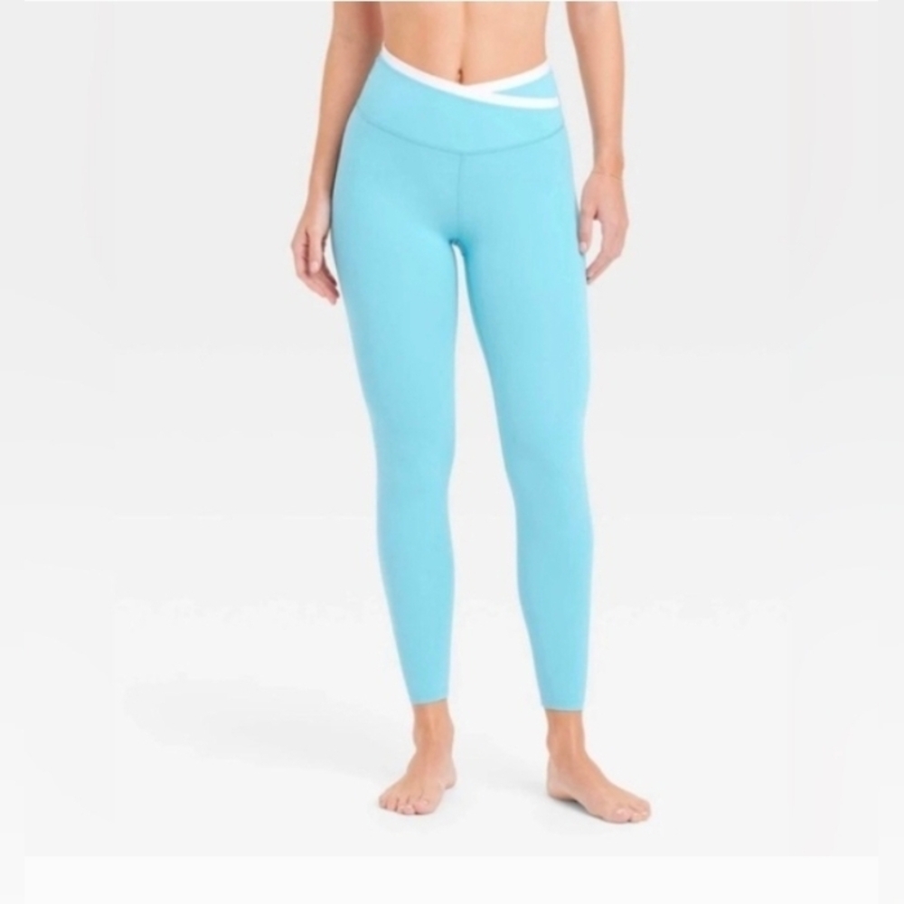 All in Motion Women's Sky Blue Everyday Soft High-Rise Piped V-Waistband 7/8 Leg
